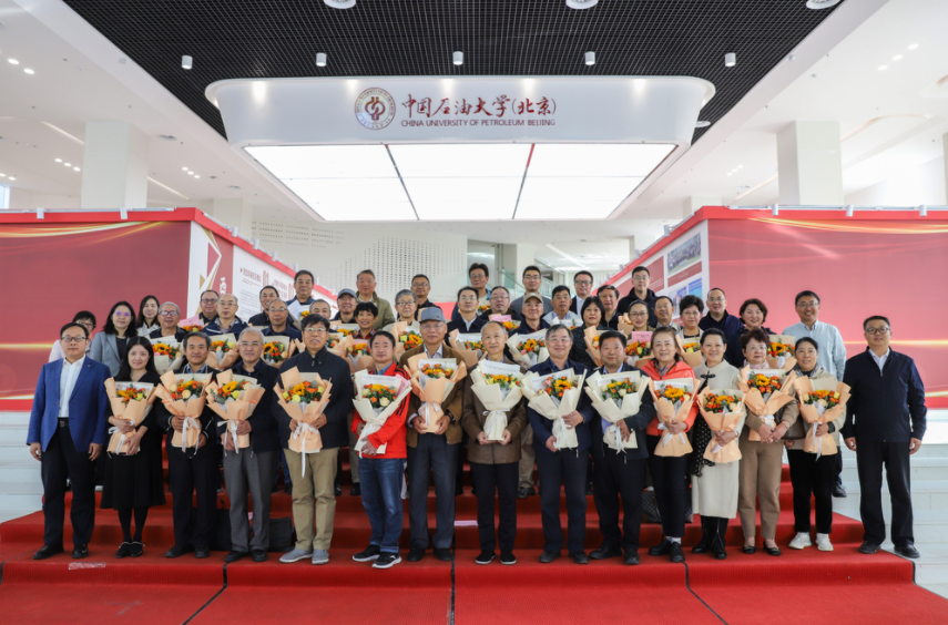 beat365在线唯一官网（北京）克拉玛依校区召开“金色重阳，致敬银龄”学习习近平总书记给“银龄行动”老年志愿者代表回信精神座谈会