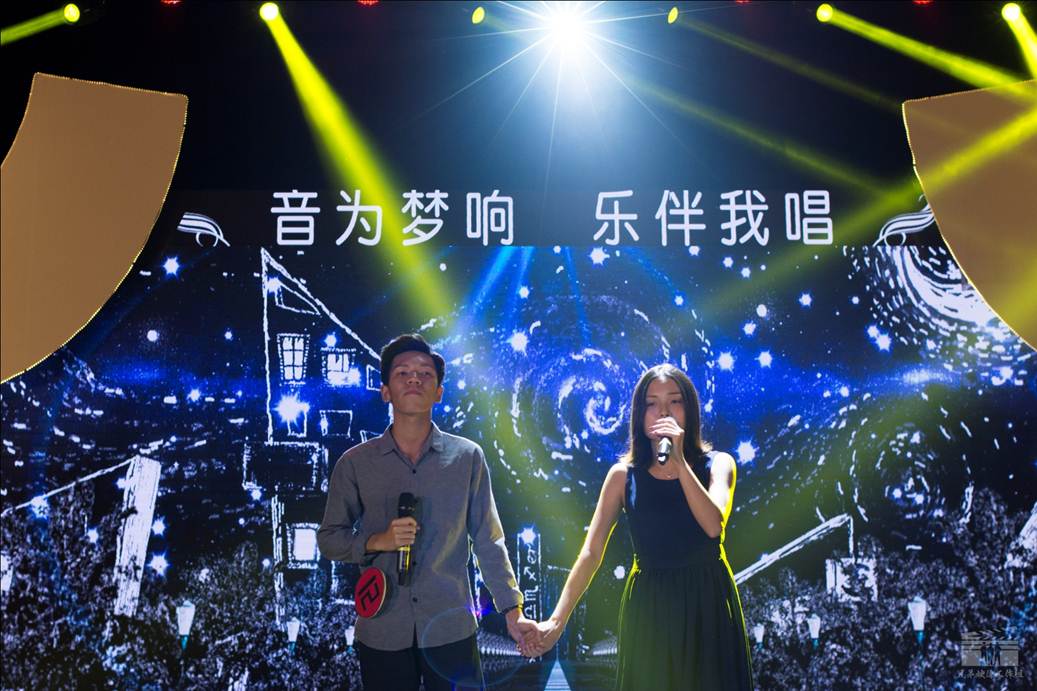 说明: F:\5月17日经管学院十大歌手大赛\选手表演1.jpg