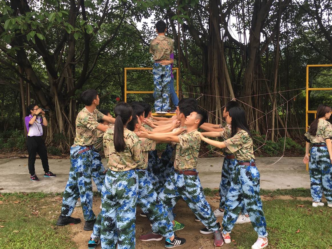 说明: F:\5月20日机电工程学院2017年学生素养户外拓展培训圆满结束\2、拓展活动之信任背摔.JPG