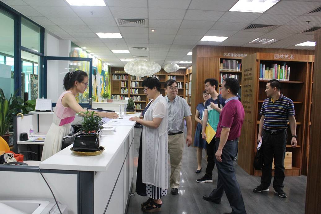 说明: F:\5.23 番顺中三校联盟图书馆服务与创新业务研讨会在太阳官网顺利召开\参观艺术共享空间.jpg