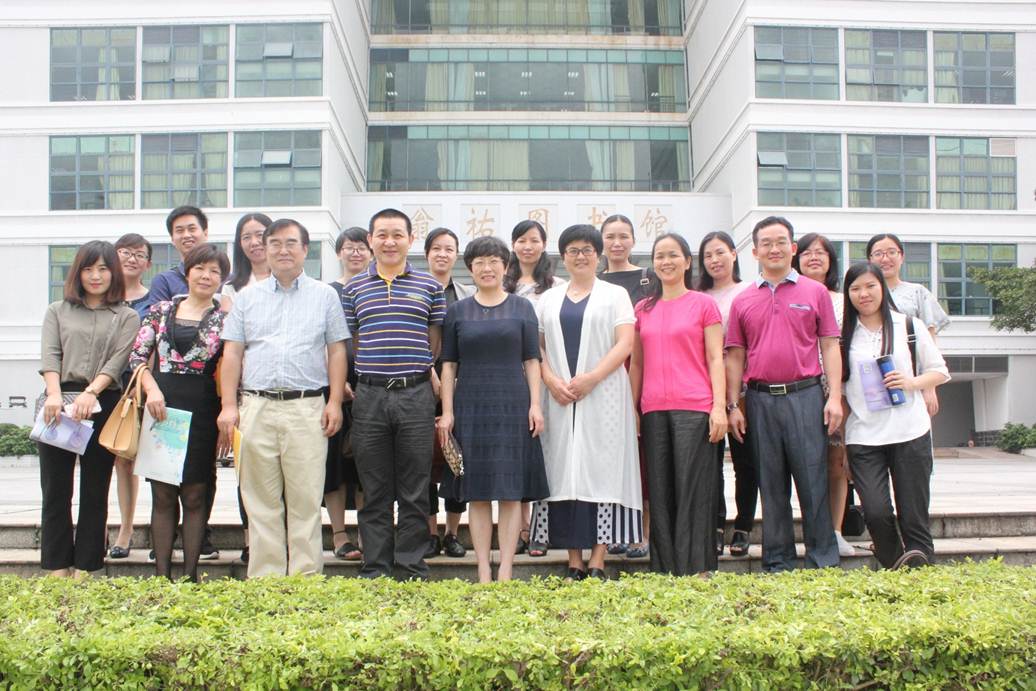 说明: F:\5.23 番顺中三校联盟图书馆服务与创新业务研讨会在太阳官网顺利召开\番顺中三校联盟图书馆服务与创新业务研讨会与会人员合影.jpg