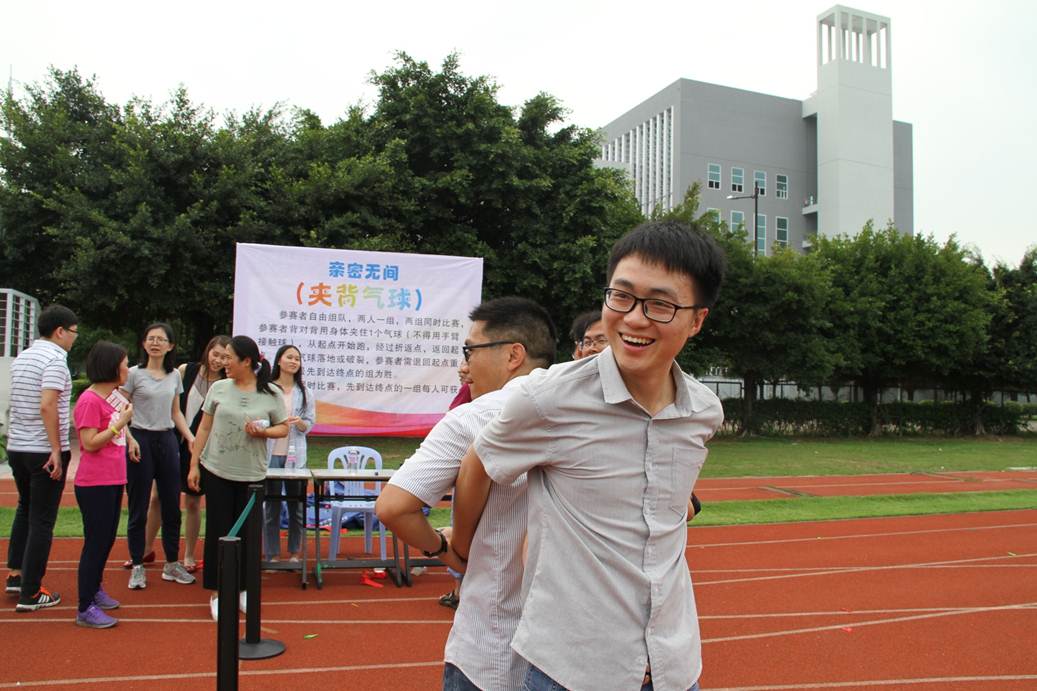 说明: F:\5月25日 工会 学校成功举办教职工趣味运动会新闻\2、运动现场2.JPG