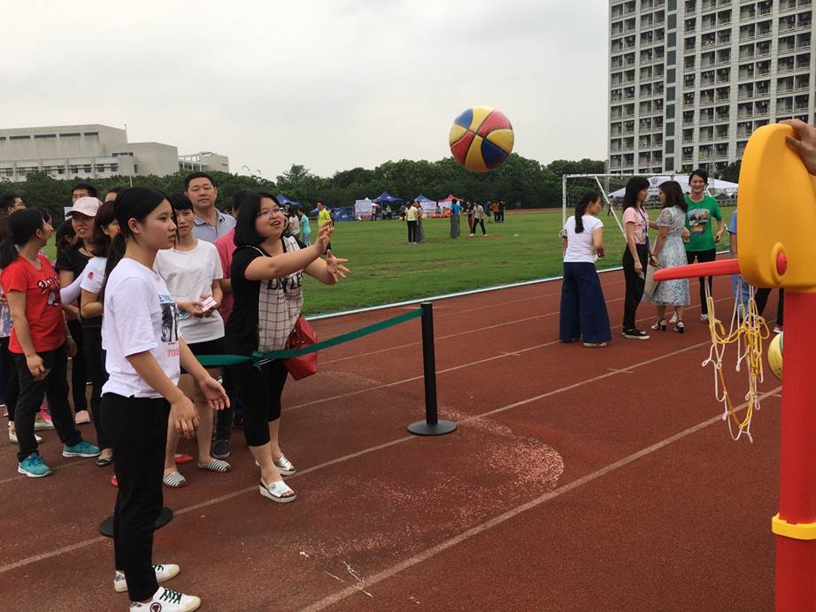 说明: F:\5月25日 工会 学校成功举办教职工趣味运动会新闻\5、运动现场5.JPG