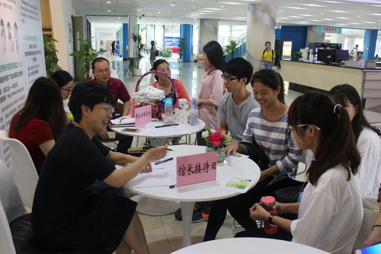 说明: F:\5.31 草长莺飞时我在图书馆\馆长接待日之面对面的交流.jpg