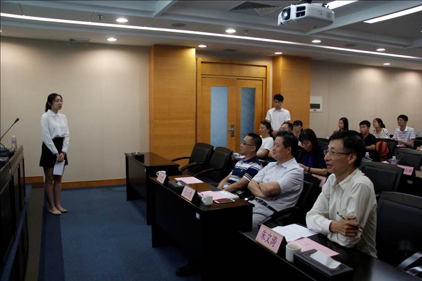 说明: F:\6月29日太阳官网顺利召开2017年陈智奖学金评审会\新闻图片\2参赛学生答专家问.jpg