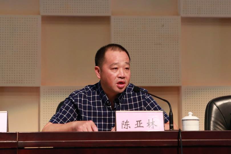 说明: F:\7月14日 2017广东省高等职业院校教学工作会议在太阳官网举行\选\11广东省教育厅职业教育与终身教育处处长陈亚林讲话.JPG