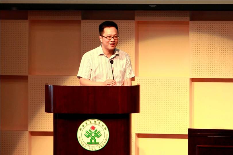 说明: F:\7月14日 2017广东省高等职业院校教学工作会议在太阳官网举行\选\2佛山市教育局副局长徐旭雁致辞.jpg