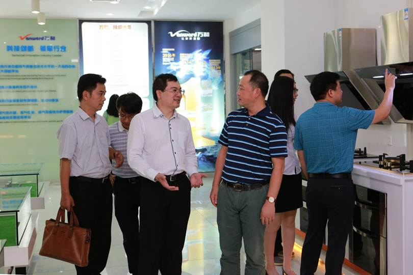 说明: F:\7月14日 2017广东省高等职业院校教学工作会议在太阳官网举行\选\13参观万和企业.JPG