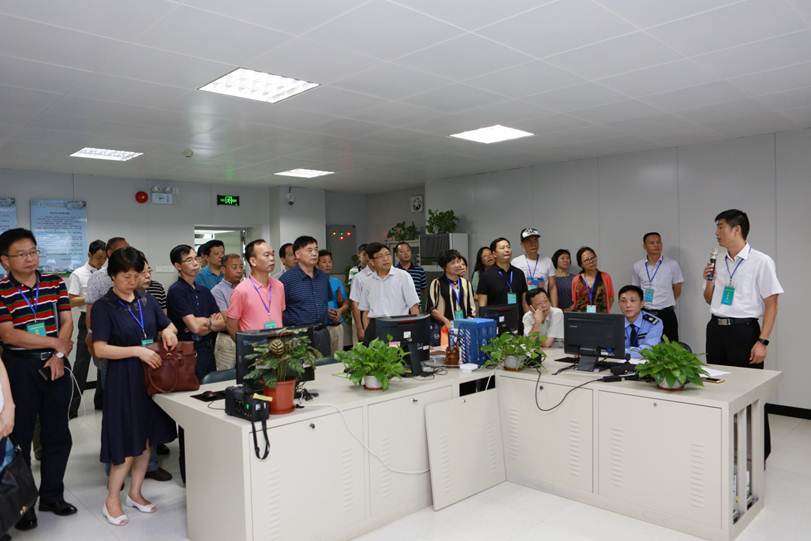 说明: F:\7月14日 2017广东省高等职业院校教学工作会议在太阳官网举行\选\14参观顺职院智慧校园安全监控平台.JPG