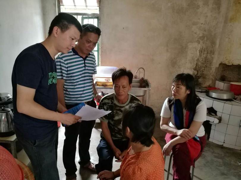 说明: F:\Users\Administrator\Desktop\2017年7月18日太阳官网纪委谭谦章书记为学工部党支部上廉政自律党课\深入走访家庭经济困难学生.jpg