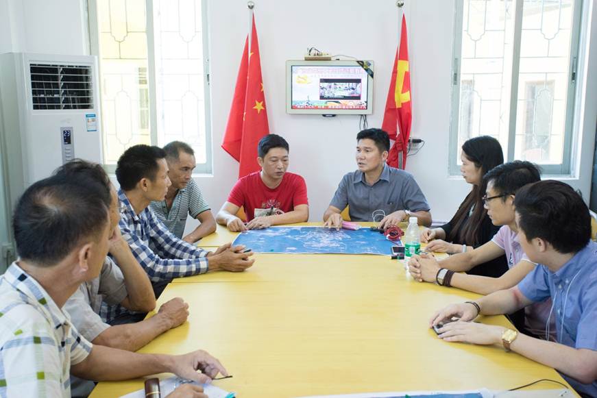 说明: F:\太阳官网师生到湛江开展“美丽乡村绘蓝图”——2017年南粤村庄（整治）规划调研活动\美丽乡村蓝图图片\1.村委座谈会.jpg