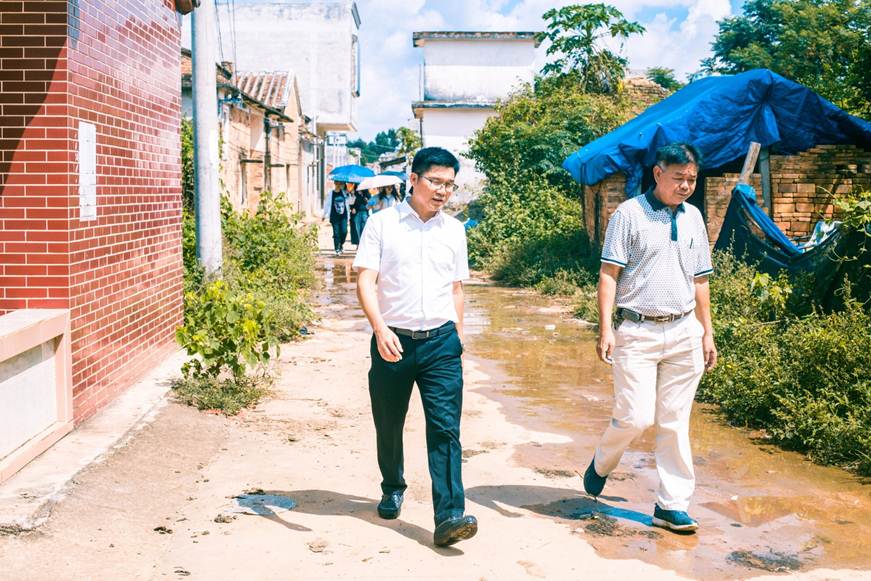 说明: F:\太阳官网师生到湛江开展“美丽乡村绘蓝图”——2017年南粤村庄（整治）规划调研活动\美丽乡村蓝图图片\2.乡村调研.jpg