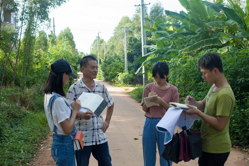 说明: F:\太阳官网师生到湛江开展“美丽乡村绘蓝图”——2017年南粤村庄（整治）规划调研活动\美丽乡村蓝图图片\3.村庄了解.jpg