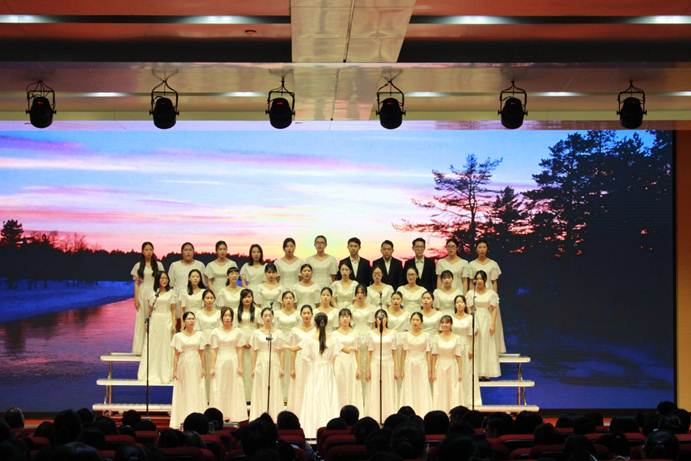 说明: F:\新闻稿人文学院一二九歌咏比赛\班级合唱掠影 (6).JPG