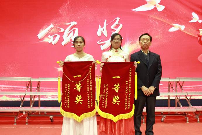 说明: F:\新闻稿人文学院一二九歌咏比赛\一等奖.JPG