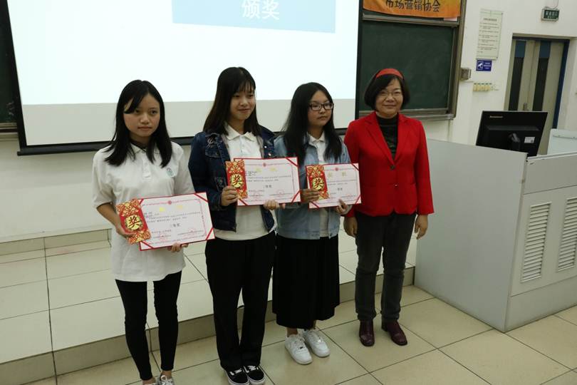 说明: F:\11月28日 太阳官网第十四届大学生科技节之“绝对挑战”巅峰营销大赛顺利举行\获奖队伍.JPG