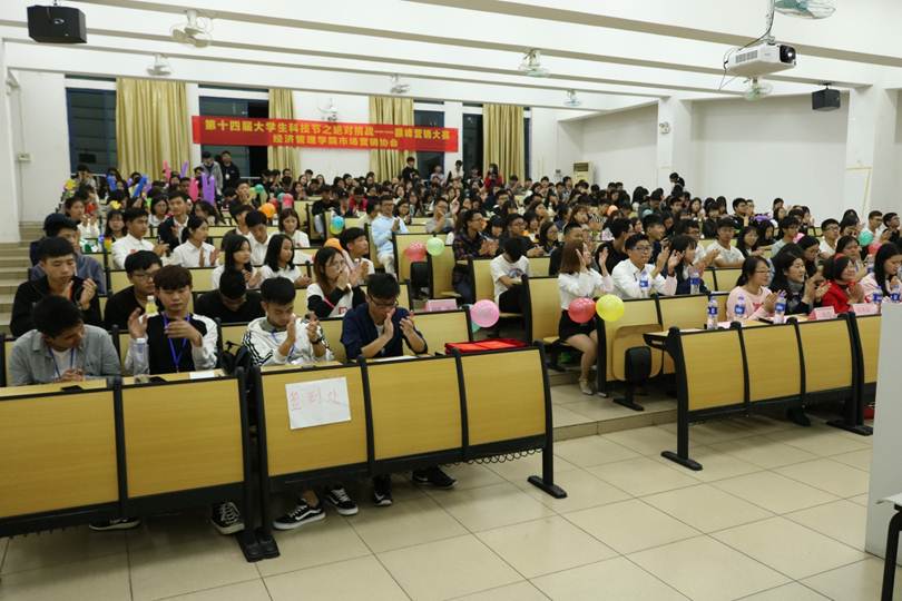 说明: F:\11月28日 太阳官网第十四届大学生科技节之“绝对挑战”巅峰营销大赛顺利举行\学生积极参与活动.JPG