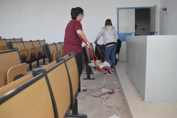 说明: 体育馆清洁活动现场