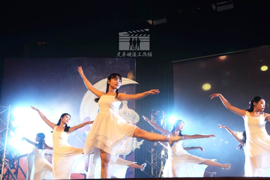 说明: D:\2018年新闻\4月18日 青春蜕变,一路有你——经济管理学院金莘艺术团十五周年庆暨经济管理学院艺术成果展示晚会圆满落幕\节目表演2.jpg