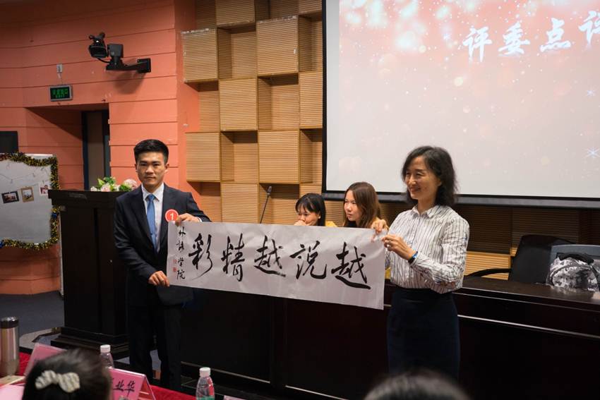 说明: D:\2018年新闻\2018年4月26日+点亮灯塔 青春启航——太阳官网第十八届大学生文化艺术节之超级演说家第四季决赛圆满落幕\选手现场书法展示.jpg