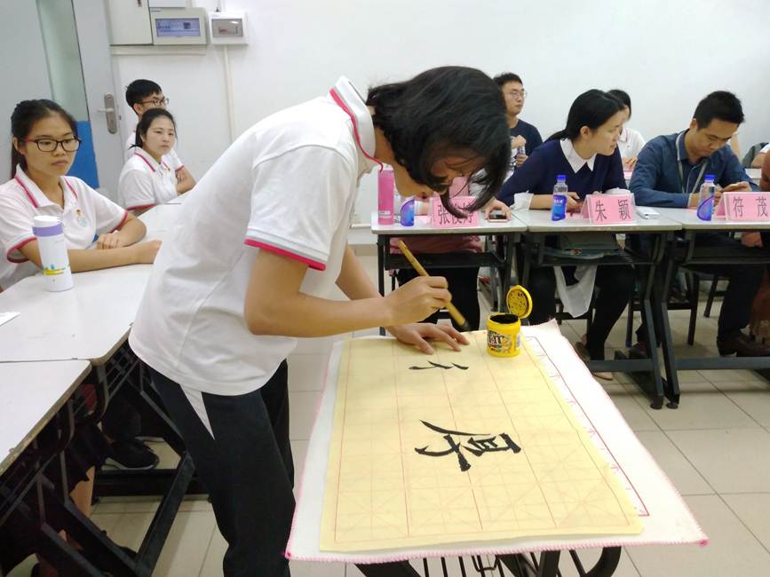 说明: D:\2018年新闻\4月27日 经济管理学院举行“灯塔工程”系列活动之团支部“联系日”\节目表演2.jpg