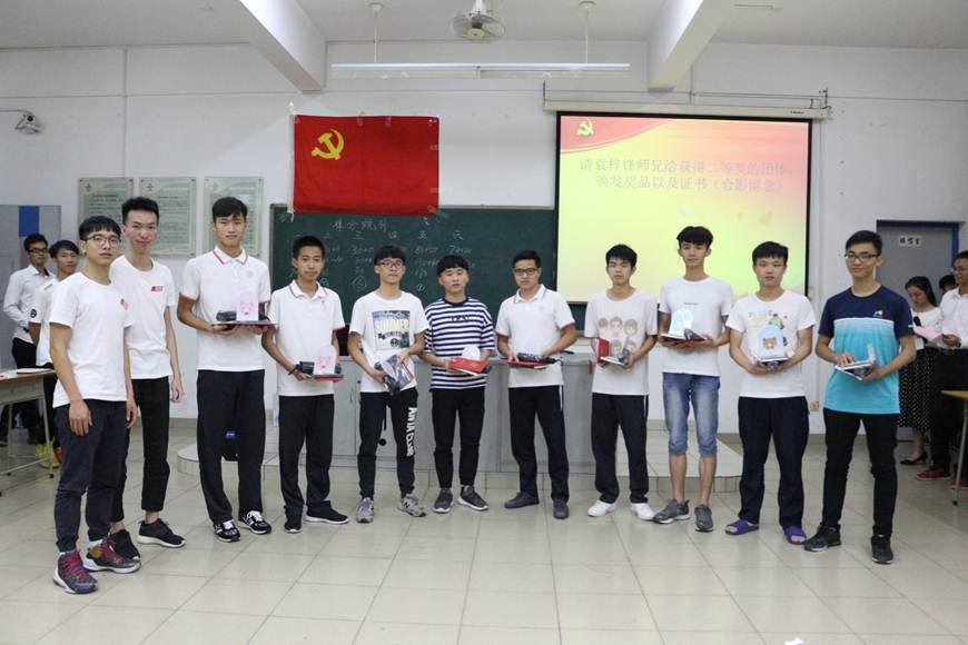 说明: D:\2018年新闻\2018年5月3日机电工程学院举办“学党章、知党情、贯彻学习十九大精神”党章知识竞赛\4、获奖队伍.JPG