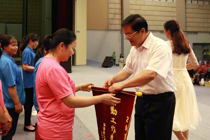 说明: D:\2018年新闻\5月3日 五一表彰\xuan\1.JPG