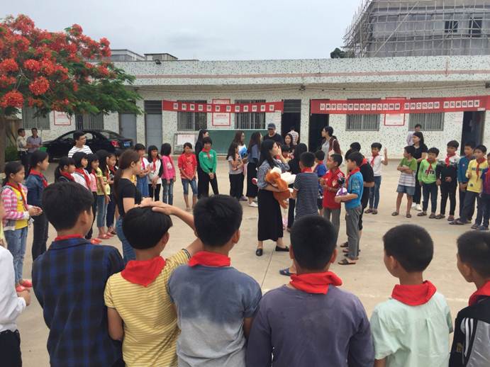 说明: D:\2018年新闻\5月10日 情系陆丰，酒店与旅游管理学院学生开展公益旅行乡村扶贫志愿活动\与西美小学孩子们互动.png