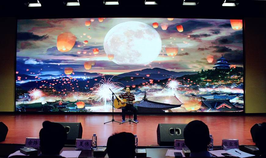 说明: D:\2018年新闻\2018经典解读与诵读总决赛新闻稿\8嘉宾表演.jpg