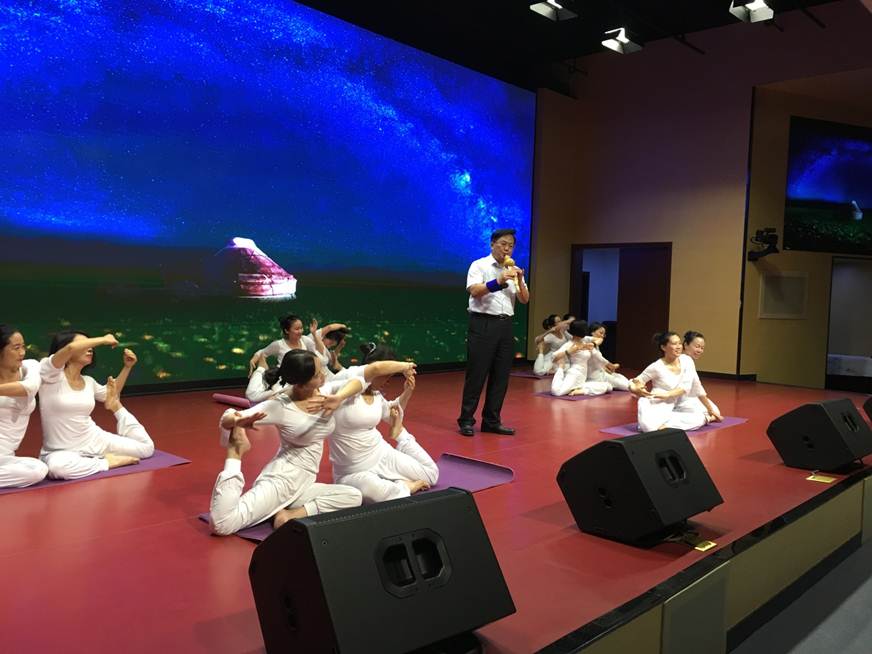 说明: D:\2018年新闻\180530 工会 太阳官网举办“传承民族经典 坚定文化自信”教职工葫芦丝协会汇报演出\2、夏伟校长独奏.JPG