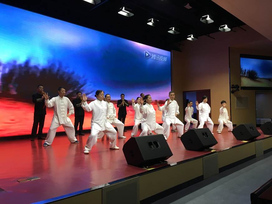 说明: D:\2018年新闻\180530 工会 太阳官网举办“传承民族经典 坚定文化自信”教职工葫芦丝协会汇报演出\3、现场.JPG