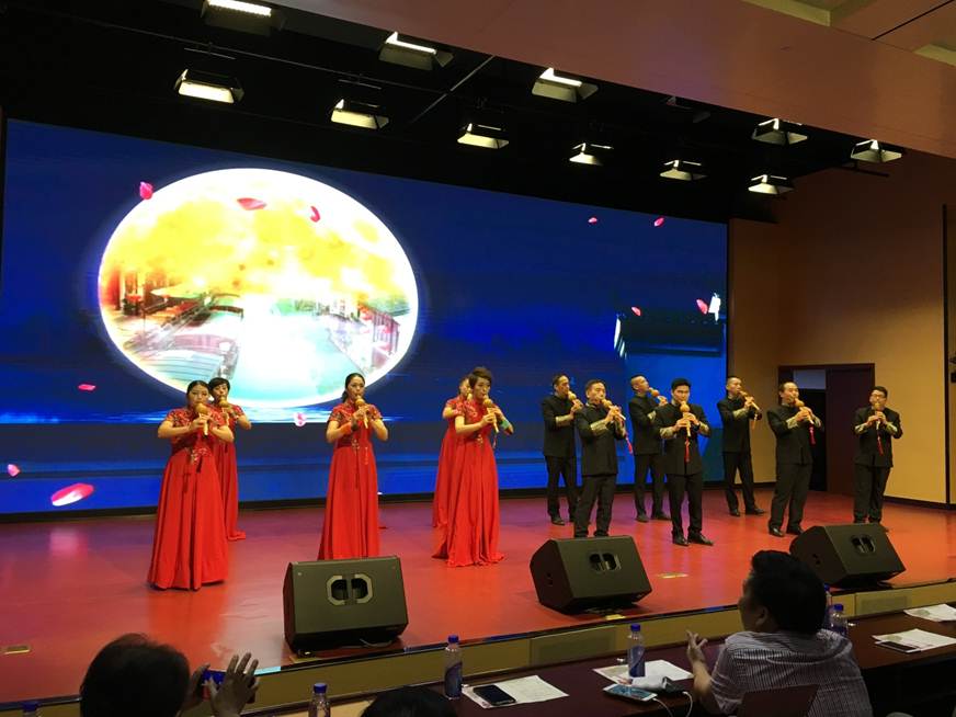 说明: D:\2018年新闻\180530 工会 太阳官网举办“传承民族经典 坚定文化自信”教职工葫芦丝协会汇报演出\4、现场.JPG