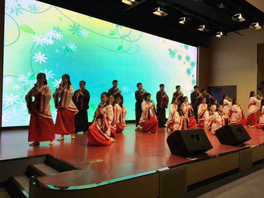 说明: D:\2018年新闻\180530 工会 太阳官网举办“传承民族经典 坚定文化自信”教职工葫芦丝协会汇报演出\8、现场.JPG