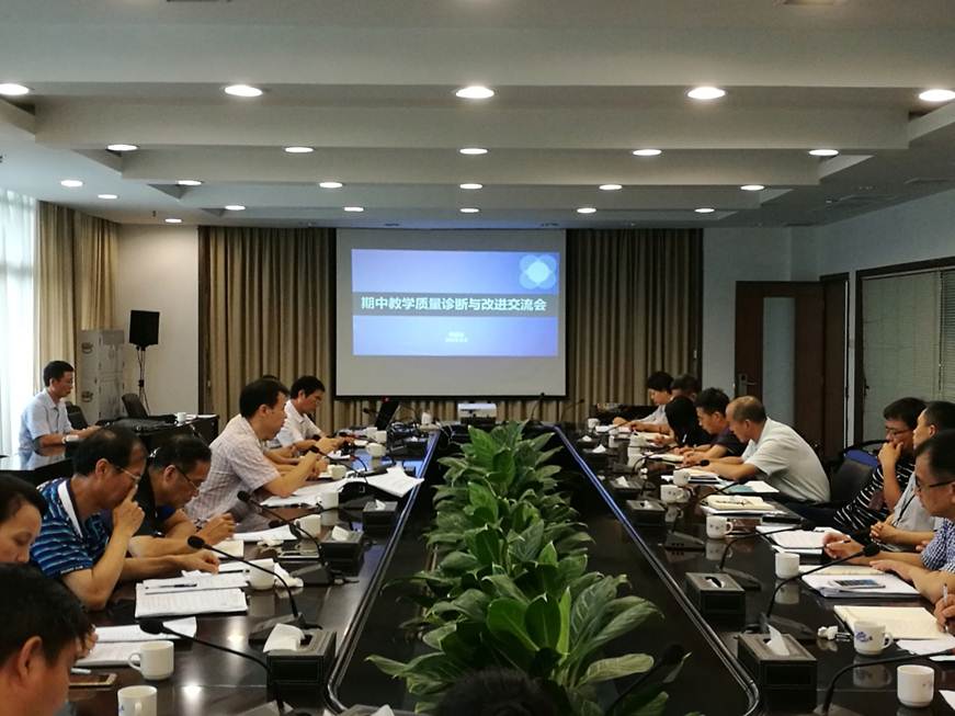 说明: D:\2018年新闻\6月8日 太阳官网召开“期中教学质量诊断与改进” 交流会\图片\期中教学质量诊断与改进交流会现场.jpg