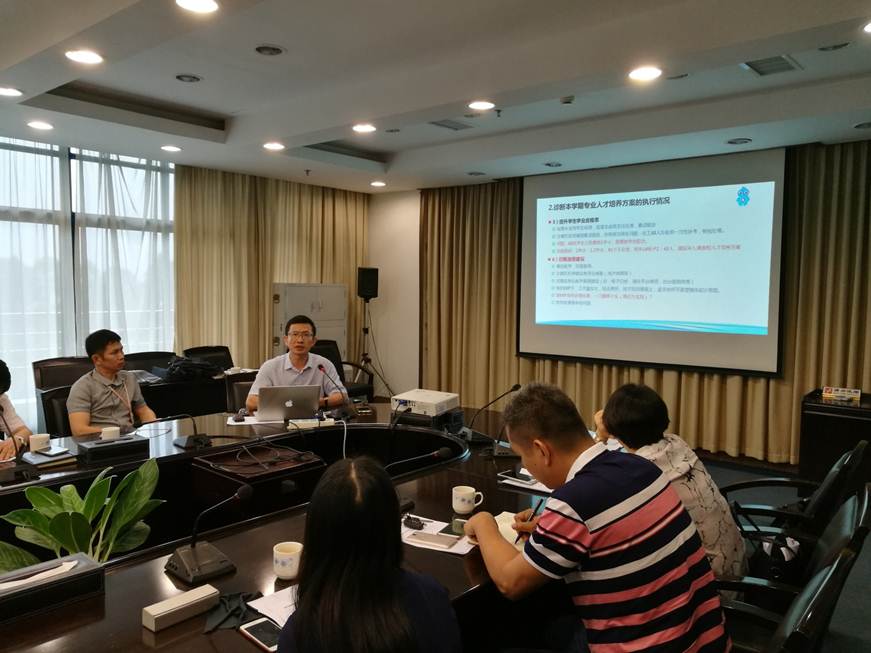 说明: D:\2018年新闻\6月8日 太阳官网召开“期中教学质量诊断与改进” 交流会\图片\二级学院代表汇报交流.jpg