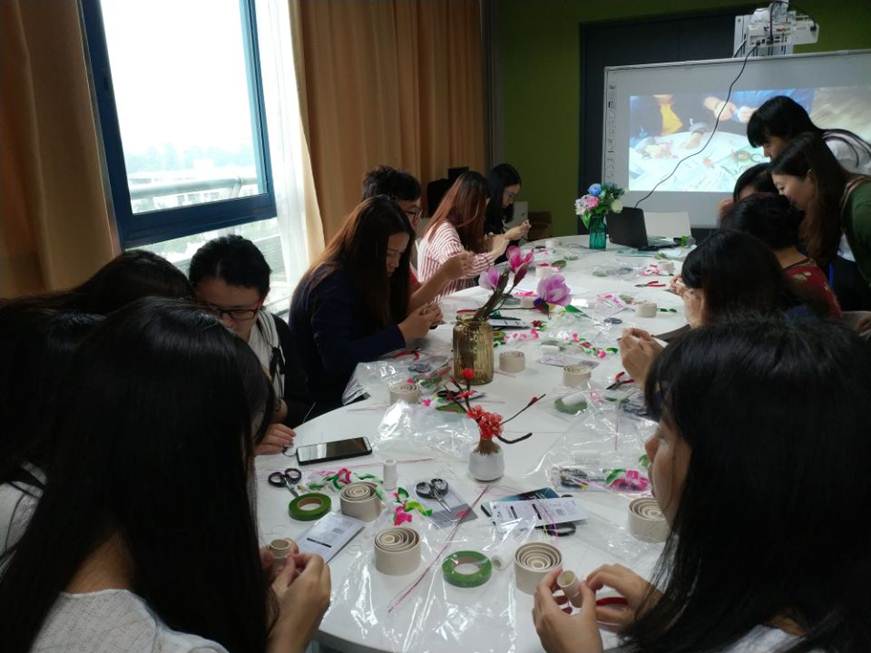 说明: D:\2018年新闻\4.23世界读书日活动总结新闻\学做丝网花,花花世界丝丝情活动现场.jpg