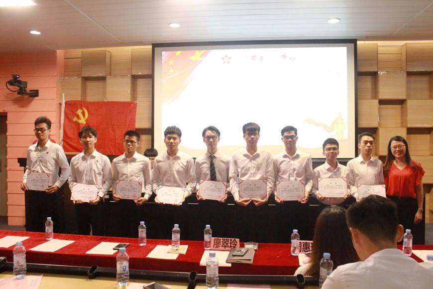 说明: D:\2018年新闻\2018年6月13日机电工程学院学生党务管理中心暨易班工作分站正式成立\3、颁发证书.JPG