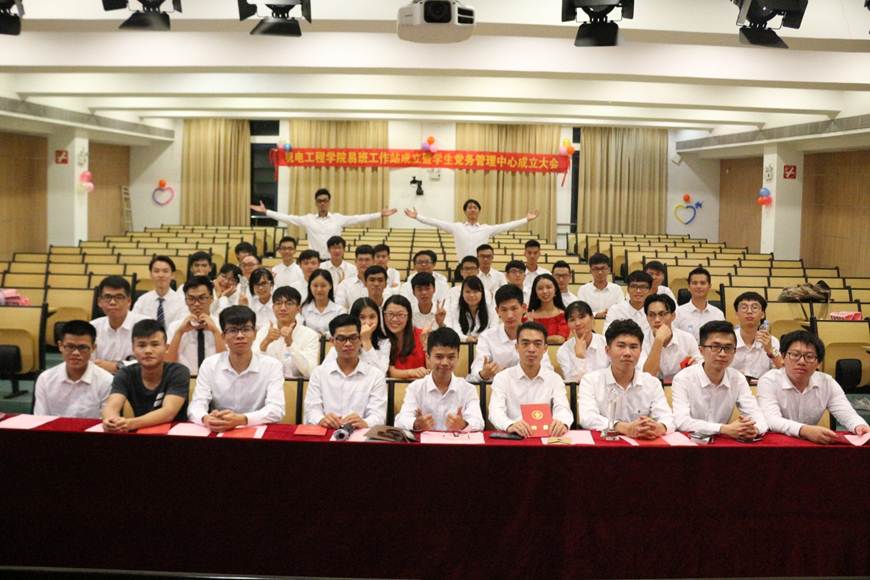 说明: D:\2018年新闻\2018年6月13日机电工程学院学生党务管理中心暨易班工作分站正式成立\4、学生党务管理中心大合照.JPG