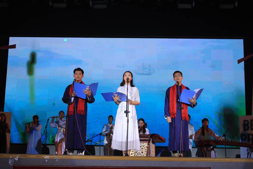 说明: D:\2018年新闻\6.27第十八届大学生文化艺术节闭幕式\图片\朗诵《春》.jpg