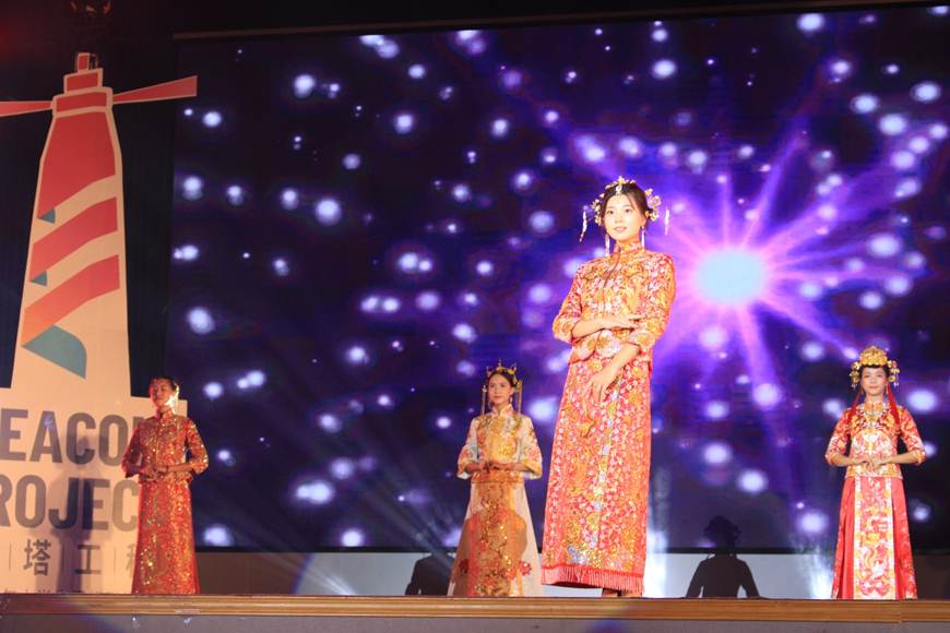 说明: D:\2018年新闻\文化艺术节闭幕式照片\模特走秀2.jpg