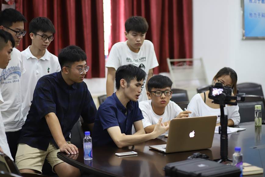 说明: D:\2018年新闻\6月24日经济管理学院2018年暑期“三下乡”社会实践团队培训会顺利举行\1摄影培训会.jpg