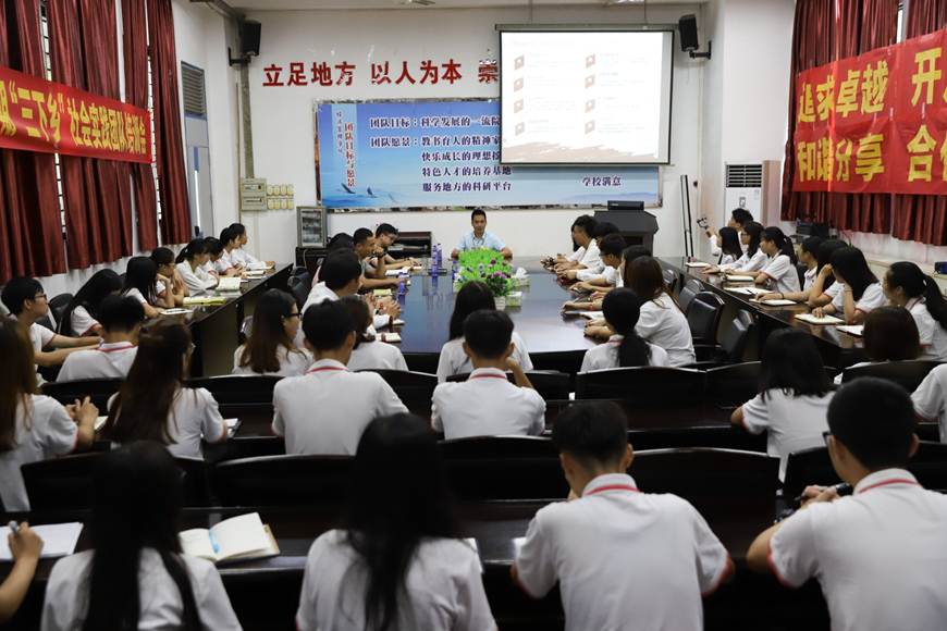 说明: D:\2018年新闻\6月24日经济管理学院2018年暑期“三下乡”社会实践团队培训会顺利举行\4培训会现场.jpg