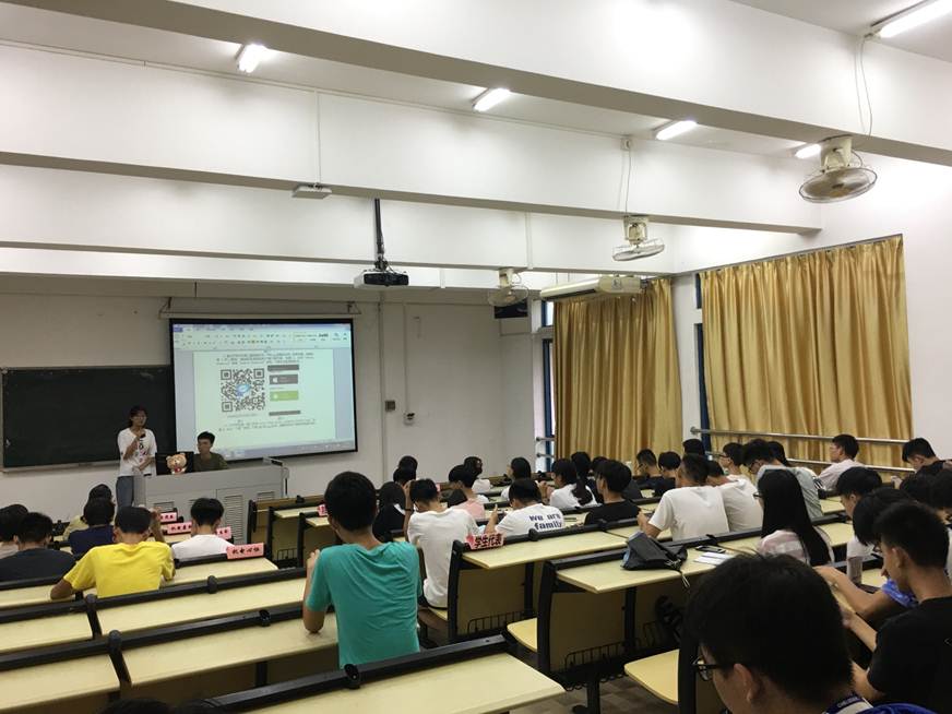 说明: D:\2018年新闻\2018年7月2日机电工程学院举办易班工作培训\2、同学们在学习中.JPG