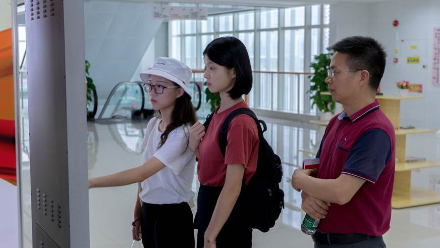 说明: D:\7月5日 医药党总支部主题党日活动\1参观学习.jpg