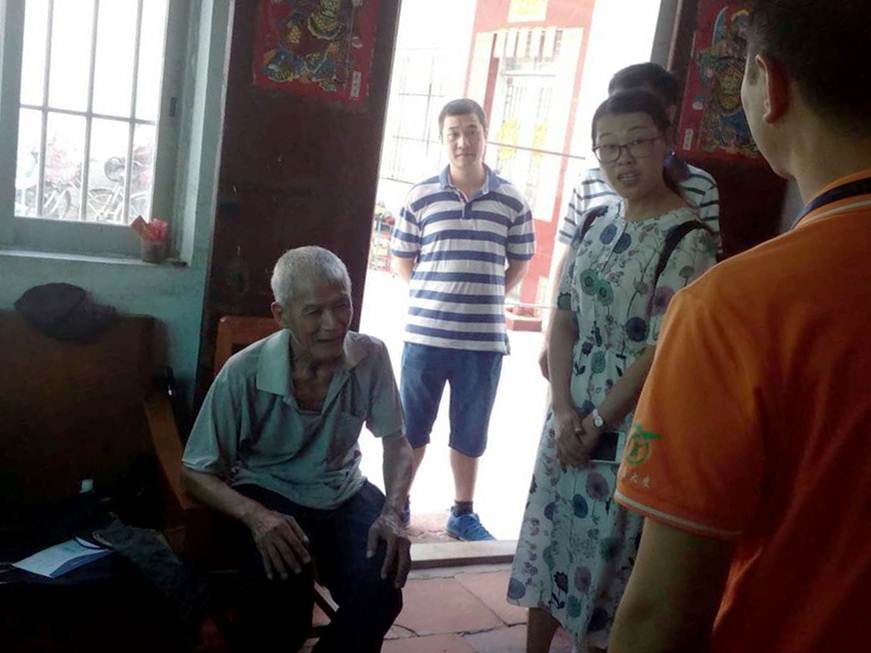 说明: D:\2018年新闻\2018年7月9日情系逢沙，温暖传递\4、慰问老人林有根.jpg