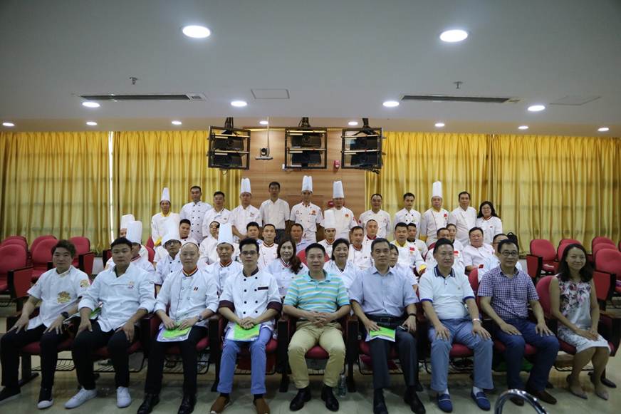说明: D:\2018年新闻\7月9日 顺德厨师学院“容桂餐饮协会高级研修班”正式开班\全体合影.jpg