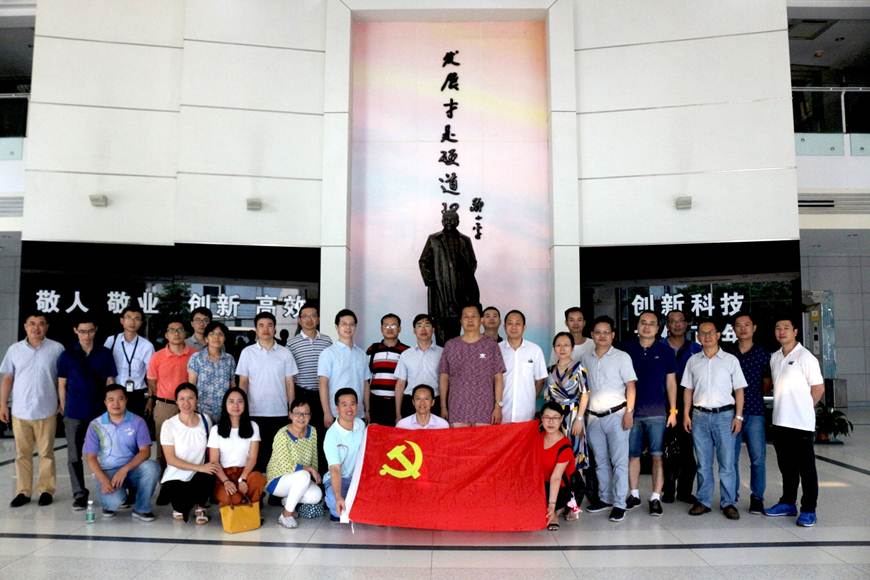 说明: D:\2018年新闻\2018年7月11日机电工程学院党总支举行“庆祝建党97周年”主题党日活动\4、科龙党建基地合照.JPG