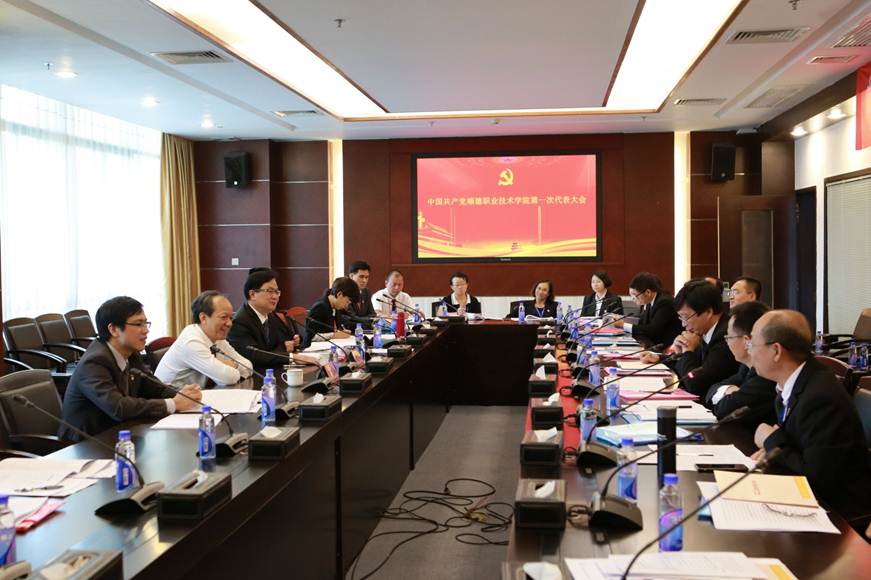 说明: F:\Users\Administrator\Desktop\学校党代会\党代会\3主席团、各代表团会议审议\1郭文海书记参加第一代表团审议听取代表意见，夏伟校长列席 (2).JPG