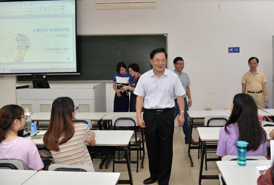 说明: D:\2018年新闻\9.3开学第一天检查\选\2夏伟校长检查\1.JPG