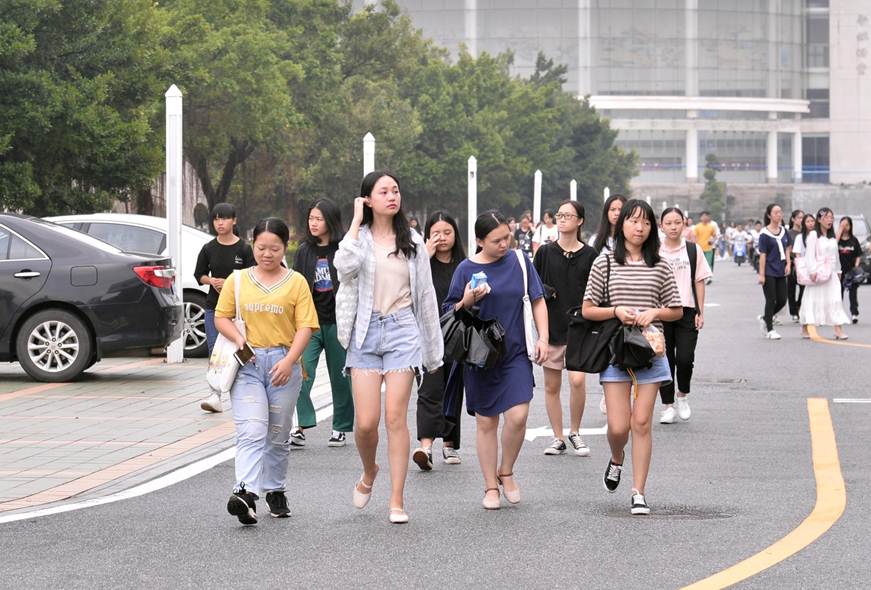 说明: D:\2018年新闻\9.3开学第一天检查\选\2夏伟校长检查\DSC_4934.JPG